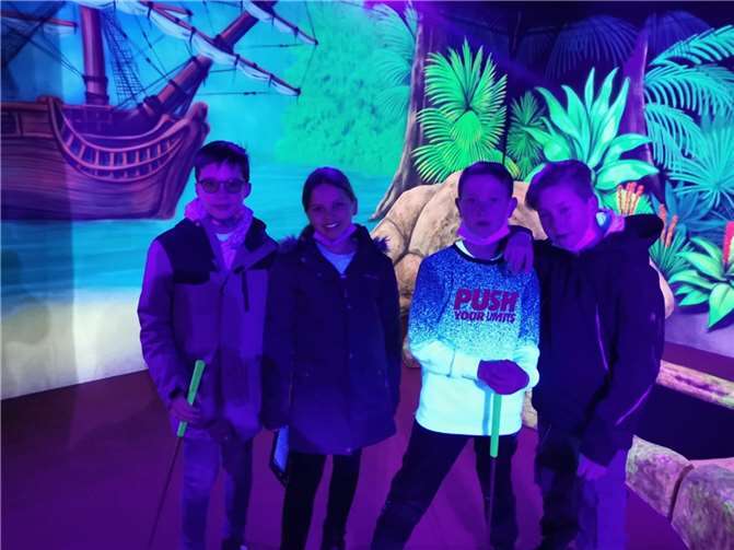 Minigolf unter Schwarzlicht. Quelle: VG Weißenthurm