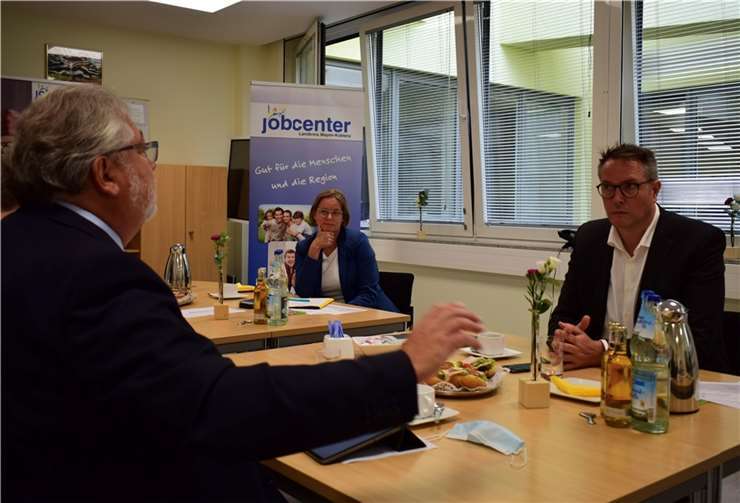 Minister Alexander Schweitzer (re.) im Dialog mit Jobcenter-Geschäftsführer Rolf Koch (li.) zum Thema Digitalisierung und Transformation der Arbeitswelt.Foto: privat