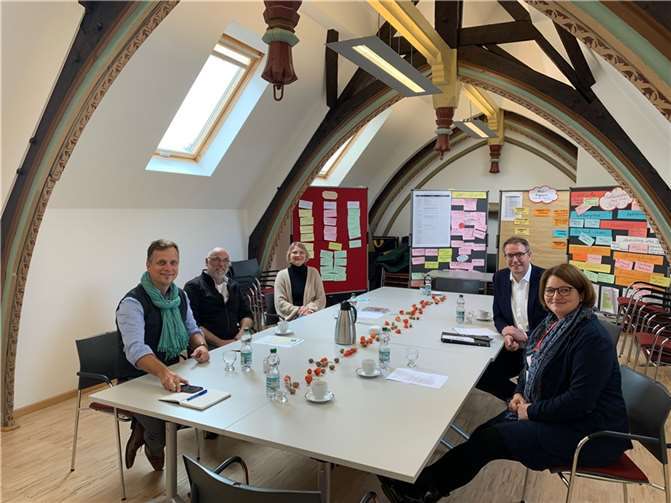 Minister Alexander Schweitzer (rechte Tischseite) neben Christiane Böttcher und (v.li.) Silvio Lorek, Dieter Germscheid und Ute Remshagen sprachen über die besonderen Bedarfe, die sich für die ältere Generation nach der Flut ergeben haben.Foto:Caritas