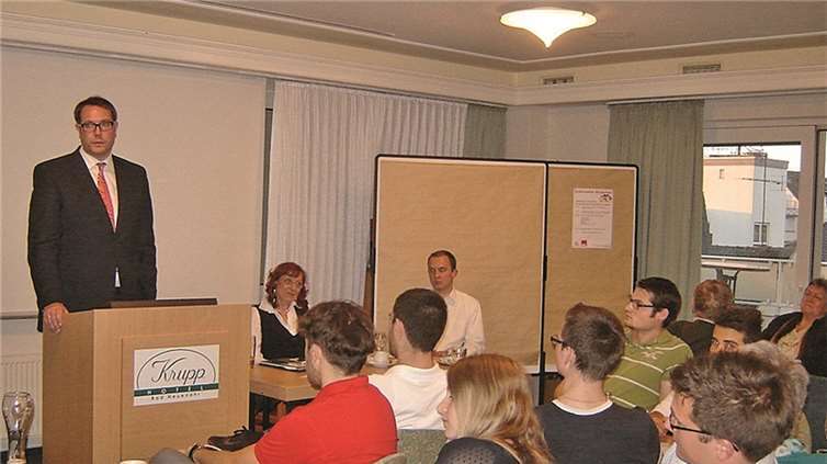 Minister Alexander Schweitzer referierte vor dem interessierten Publikum über die Auswirkungen des demografischen Wandels. privat