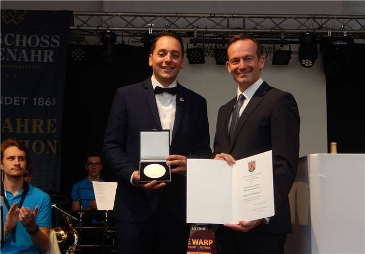 Minister Dr. Volker Wissing bei der Überreichung der Wirtschaftsmedaille.