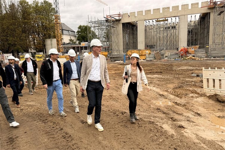 Minister Ebling (2. v. r.) zeigte sich sehr interessiert an den laufenden Bauarbeiten an den verschiedenen Projekten im Kurpark.