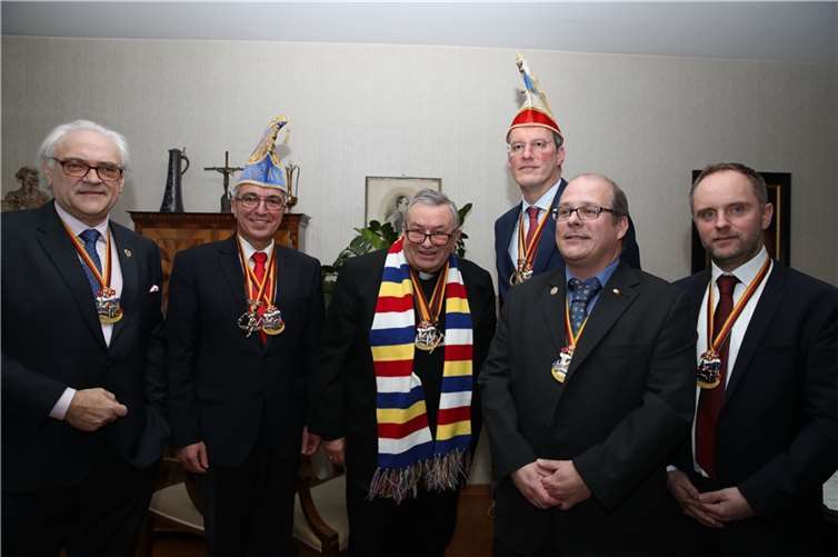 Minister Lewentz (2.v.l.) freut sich, gemeinsam mit Oberbürgermeister Ebling (3.v.r.) den Fastnachtsorden an Kardinal Lehmann (m.) zu verleihen.