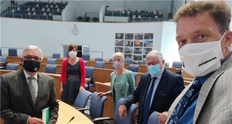 Minister Lewentz mit den Besuchern aus Lahnstein: Frau Stefanie Kleinmann, Stadtverwaltung,und mit den Vertreten der Partnerschaft Anne-Marie Tensorer, Hans Rothenbücher und Stefan Altenkamp.Quelle: Partnerschaft Lahnstein-Vence-Ouahigouya