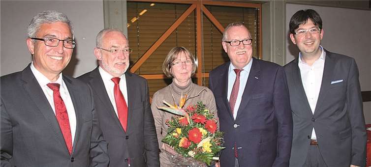 Minister Roger Lewentz,, Agnes Roth, Fredi Winter und Michael Mang gratulieren Nikolaus Roth. FF