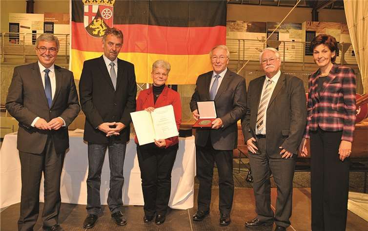 Minister Roger Lewentz, Wolfgang Hoffmann, Elisabeth Bußmann, Claus Gördes, Präs. Fußballverband Rheinland Pfalz Walter Desch und Karin Augustin, Präsidentin des Landessportbundes Rheinland-Pfalz (v.li.). Michael Heinze