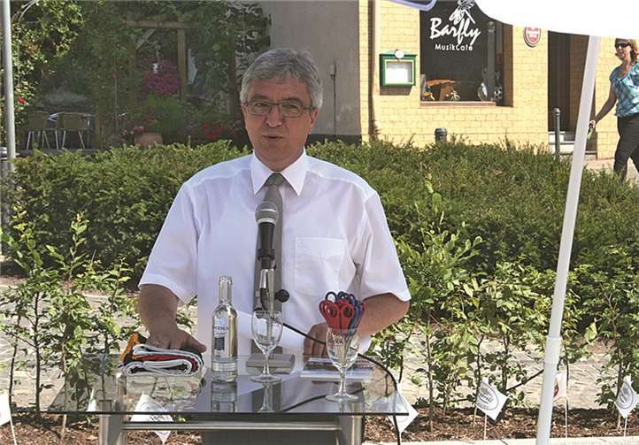 Minister Roger Lewentz bei der Eröffnung des 1. Bauabschnitts der Brohltalaue-Ost in Burgbrohl.