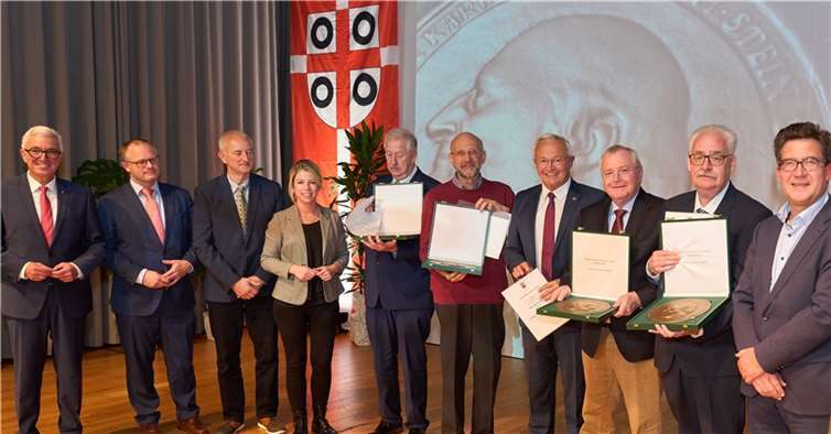 Minister Roger Lewentz hat in diesem Jahr vier Männer mit der Freiherr-vom-Stein-Plakette ausgezeichnet: Neuwieds früheren Bürgermeister Reiner Kilgen, Dernbachs Ortsbürgermeister Heinz Rudolf Becker, St. Katharinens Ortsbürgermeister Willi Knopp sowie Helmut Hellwig aus Puderbach.