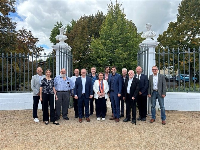 Minister Sven Teuber stellte den historischen Büstenzyklus von 1760 in Neuwied-Engers vor.