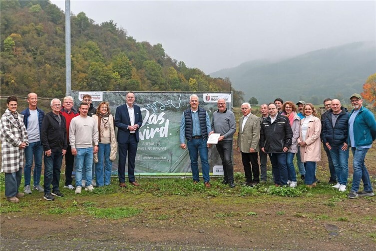 Millionen für Sportplatz und Gemeindehaus Minister des Inneren Michael Ebling, Bürgermeister der VG Altenahr, Ortsbürgermeister Jürgen Schwarzmann, Vorsitzender Sportkreis Ahrweiler Fritz Langenhorst, Julius Berger Roland Förster sowie Vertreterinnen und Vertreter des Gemeinderates und des Sportvereins Hönningen.