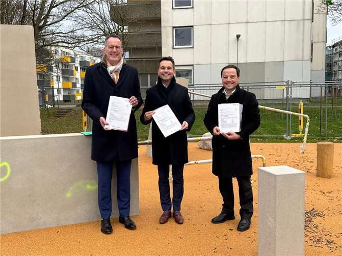 Minister des Inneren und für Sport Michael Ebling (li.) übergibt Oberbürgermeister David Langner und Baudezernent Prof. Dr. Andreas Lukas (re.) gleich mehrere Förderbescheide. Foto: Stadt Koblenz/Timea Laux