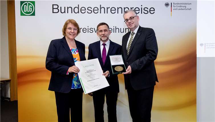 Ministerialdirektorin Dr. Katharina Böttcher (BMEL) (l.) überreicht gemeinsam mit DLG-Vizepräsident Dr. Diedrich Harms (r.) Urkunde und Medaille an Dr. Axel Ruttkat. Foto: DLG / Anne Orthen