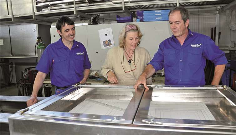 Ministerialrätin Angelika Müller informierte sich bei Metallbau Sonntag in Oedingen.AB