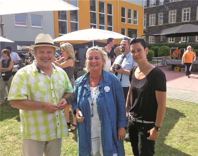 Ministerin Alt (m.) und die Bendorfer Jugendpflegerin sowie Geschäftsführerin des StadtJugendRinges, Ines Lindemann-Günther (r.) und dem Vorsitzenden, Ferhat Cato (l.) trafen sich beim Rheinland-Pfalztag in Neuwied..privat