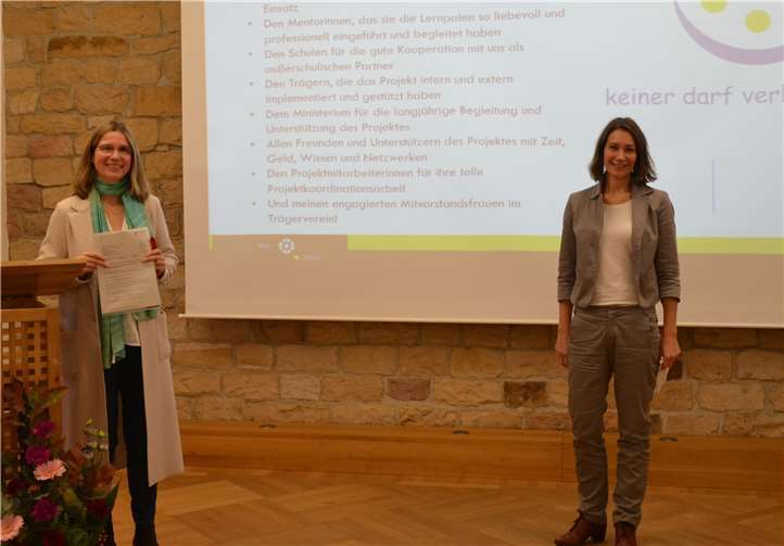 Ministerin Anne Spiegel überreichte Christiane Steinmetz vom Trägerverein die Bewilligungsbescheide und dankte allen Akteuren für ihren engagierten Einsatz für Grundschulkinder in ganz Rheinland-Pfalz.Quelle: Trägerverein „keiner darf verloren gehen“ e.V.