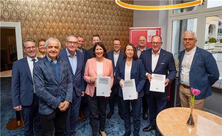 Ministerin Daniela Schmitt (Mitte, links), Landrätin Cornelia Weigand sowie Vertreter von Tourismus und Kommunen bei der Präsentation des Nachhaltigen Tourismuskonzeptes 2025 für das komplette Ahrtal.  Foto:Ahrtal-Tourismus/Max Harrus