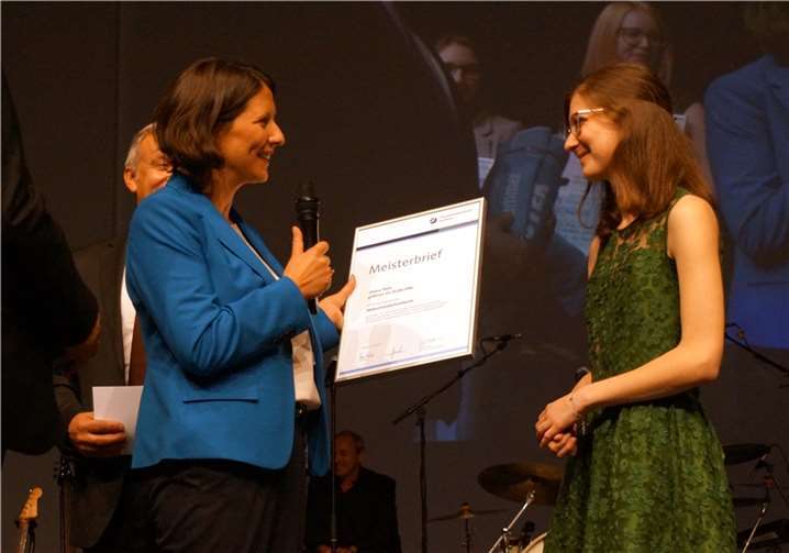 Ministerin Daniela Schmitt gratulierte Chiara Theis (Maßschneiderhandwerk) für die beste Leistung der diesjährigen Handwerksmeisterinnen und Handwerksmeister.