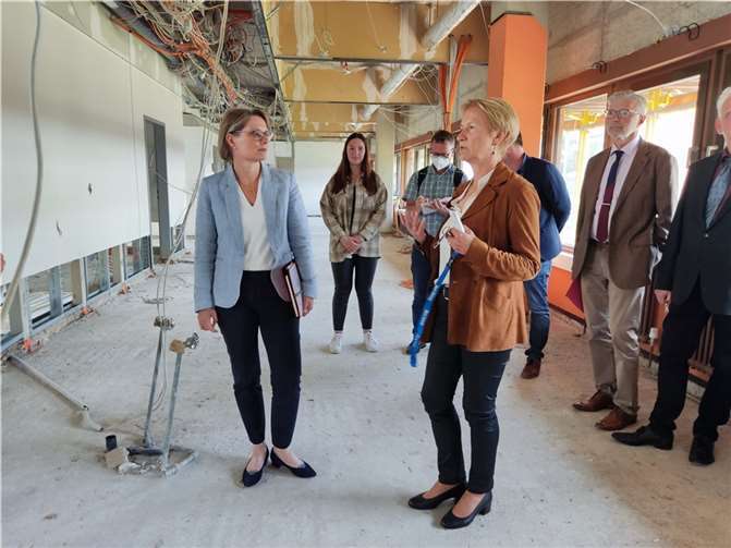 Ministerin Dr. Hubig mit Schulleiterin Gundi Kontakis. Foto: Ministerium für Bildung