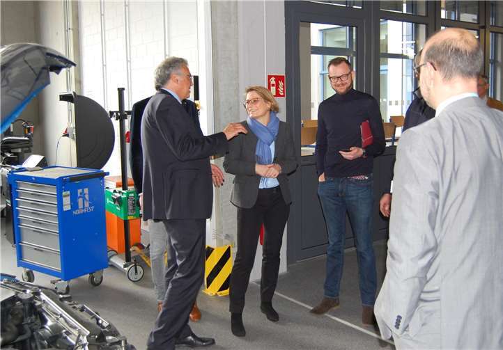 Ministerin Dr. Stefanie Hubig im Gespräch mit Schulleiter Rainer Finkenrath. privat