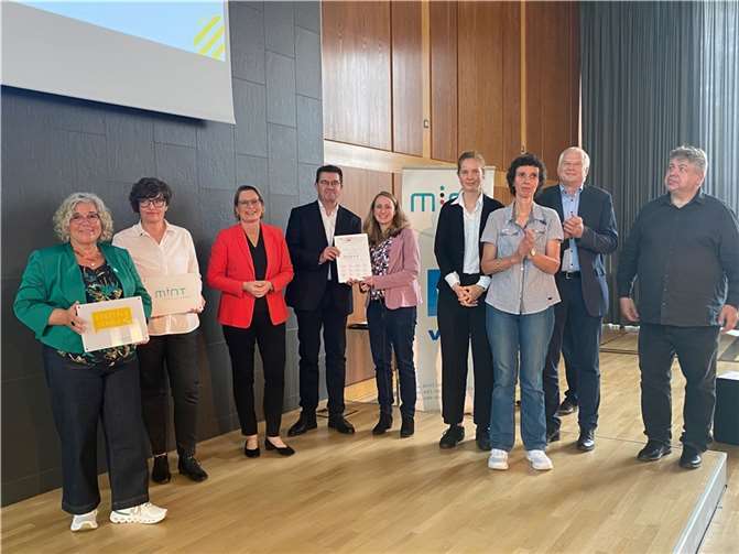 Ministerin Dr. Stefanie Hubig mit Vertretern aus Bildung und Wirtschaft und von der Marienschule die Lehrer Wilfried Claessen und Christina Schwarz (Mitte).  Foto: SMS