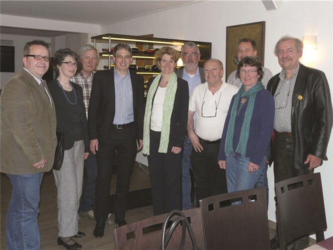Ministerin Eveline Lemke mit den Grünen-Ratmitgliedern Karin Keelan, Frank Bliss und Antonio Lopez, die Hoteliers Leonard Pinger, Ingo Rettschlag und Uwe Schindler mit Rudolf Kluth vom Verein „Lebendiger Marktplatz“, Volker Thehos von „Remagen mag ich“ und anderen Teilnehmern.privat