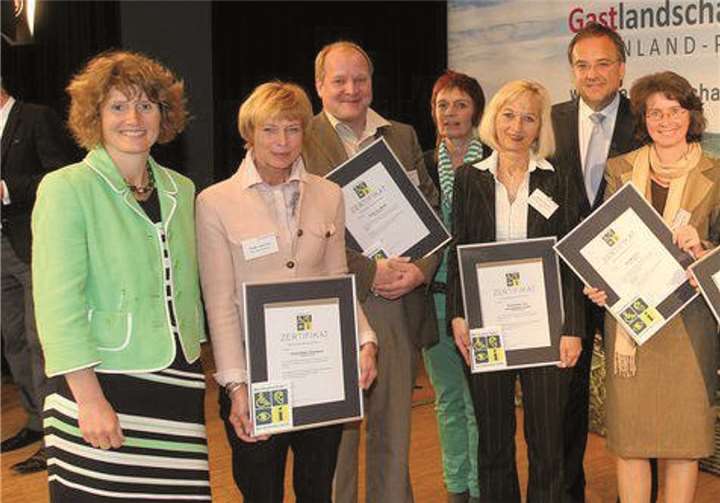 Ministerin Eveline Lemke mit den ausgezeichneten Betrieben aus Bad Breisig und Vertretern vom Romantischen Rhein.privat