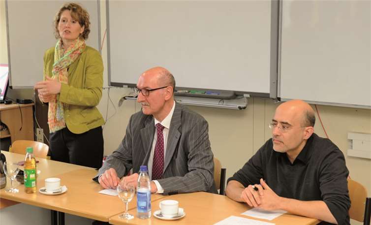 Ministerin Eveline Lemke stellte sich dem Gespräch mit den Schülern. Schulleiter Hans-Werner Rieck (Mitte) und Sozialkundelehrer Michael Sauer-Beus verfolgten die Diskussion. FIX