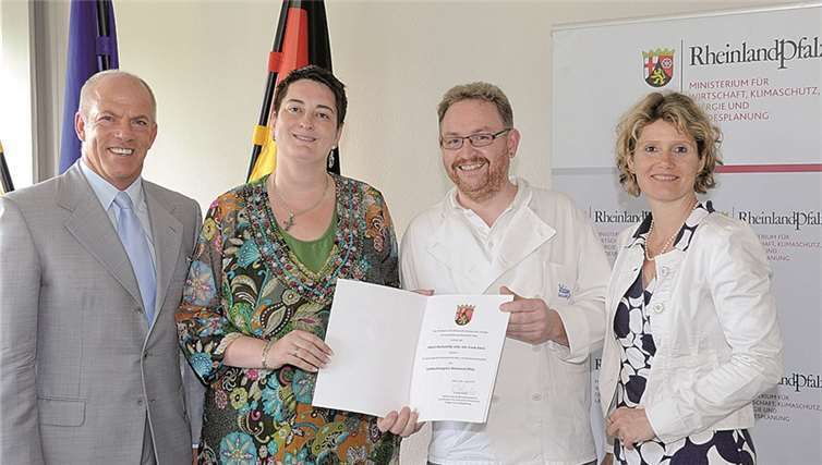 Ministerin Eveline Lemke und Landesinnungsmeister Bernd Siebers zeichnen Frank Klein und Ina Balthasar vom Klein’s Backstüffje für ihre Arbeit und ihr Engagement aus.MWKEL/Kristina Schäfer