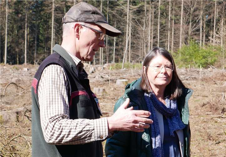 Ministerin Höfken mit Förster Bernhard Kloft