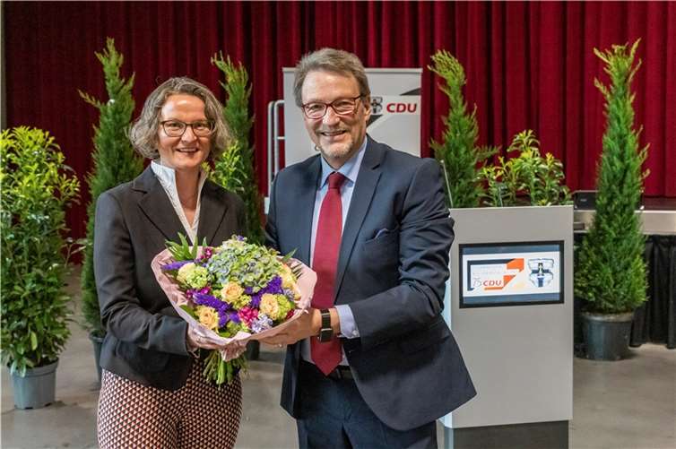 Ministerin Ina Scharrenbach, hier mit dem Meckenheimer CDU-Vorsitzenden Rainer Friedrich, hielt die Festrede. Foto: Erik Spilles Photography