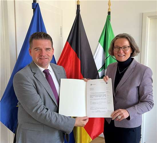 Ministerin Ina Scharrenbach übergibt den Förderbescheid an Bürgermeister Holger Jung.  Foto: MHKBD NRW