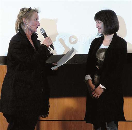 Ministerin Irene Alt (l.) bei der Überreichung der Urkunde an Mia Spengler für den Film „Nicht den Boden berühren“.