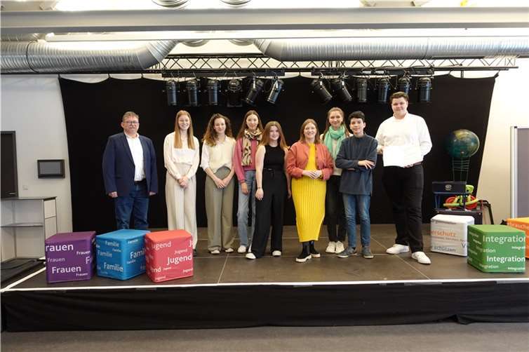 Ministerin Katharina Binz (Bildmitte), Mitglieder des Koblenzer Jugendrates, Mira Nießen, GF des Jugendrates (3. von links) und Thomas Muth (1. von links).  Foto: Kinder- und Jugendbüro, Anna Döbrich