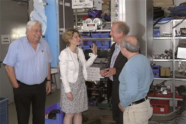 Ministerin Lemke mit Grünen Fraktionssprecher Frank Bliss, Stadtratsmitglied Antonio Lopez und Betriebsinhaber Frans Vermee vor einer Verpackungsmaschine. privat