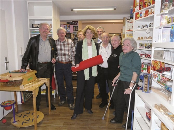 Ministerin Lemke mit den Grünen-Ratsmitgliedern Karin Keelan, Frank Bliss und Antonio Lopez und Ladeninhaberin Brigitte Giraud.privat