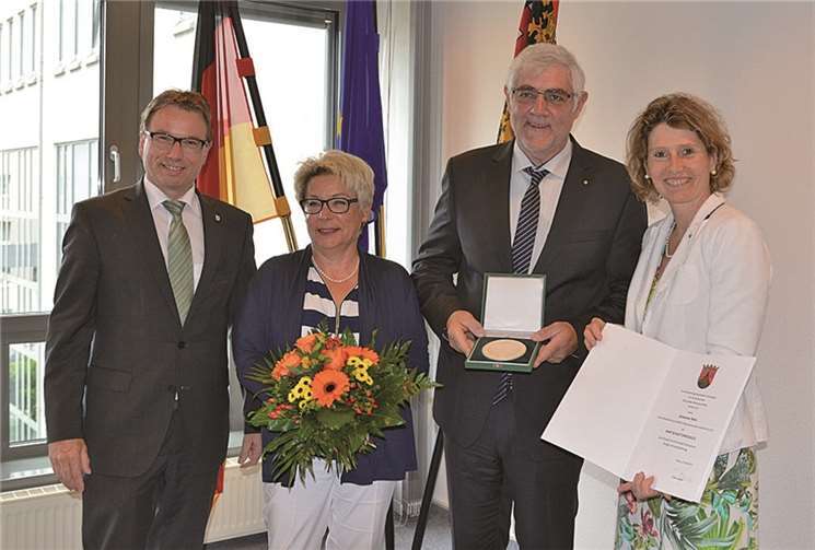 Ministerin Lemke verleiht Wirtschaftsmedaille an Johannes Netz aus Brohl-Lützing . Wirtschaftsministerium RLP