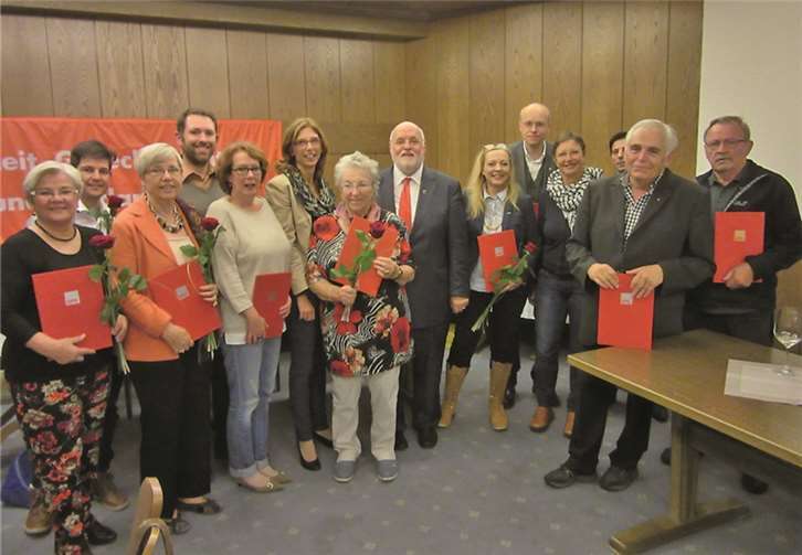 Ministerin Sabine Bätzing-Lichtenthäler und Ortsvereinsvorsitzender Dieter Klöckner, MdL, ( Bildmitte) freuten sich mit den zu Ehrenden über die gelungene Jubilarenehrung.privat