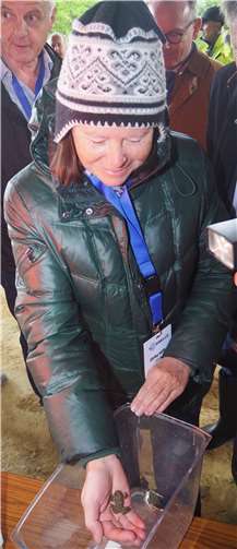 Ministerin Ulrike Höfken bewies beim Umgang mit einem Frosch Fingerspitzengefühl.