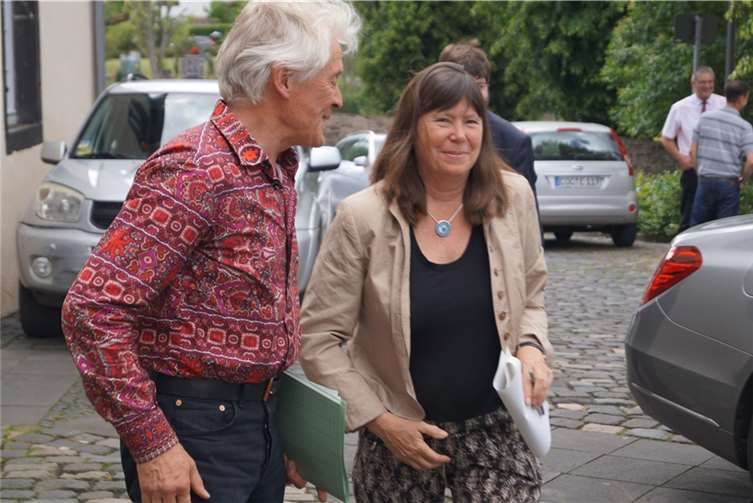 Ministerin Ulrike Höfken kam etwas zu spät zur Tagung der Hochwasserpatenschaft „Terrassenmosel“, denn sie benutzte den Hochwasser-Fluchtweg zum Kapuzinerkloster. Prompt versagte das Nawi des Dienstwagens.