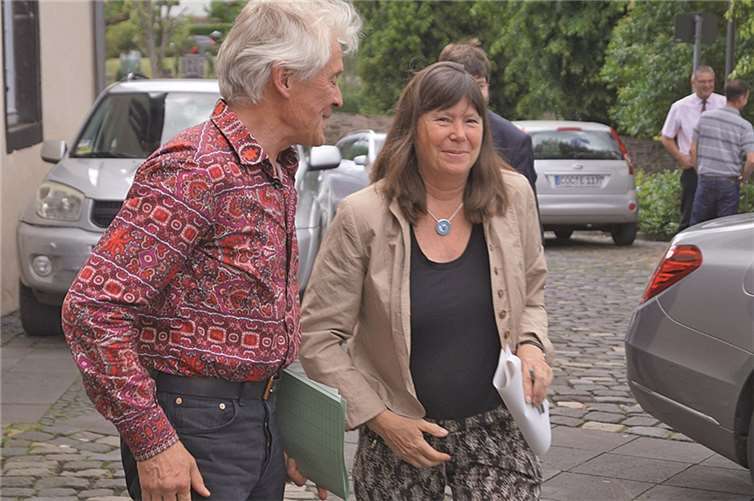 Ministerin Ulrike Höfken kam etwas zu spät zur Tagung der Hochwasserpatenschaft „Terrassenmosel“, denn sie benutzte den Hochwasser-Fluchtweg zum Kapuzinerkloster. Prompt versagte das Nawi des Dienstwagens.