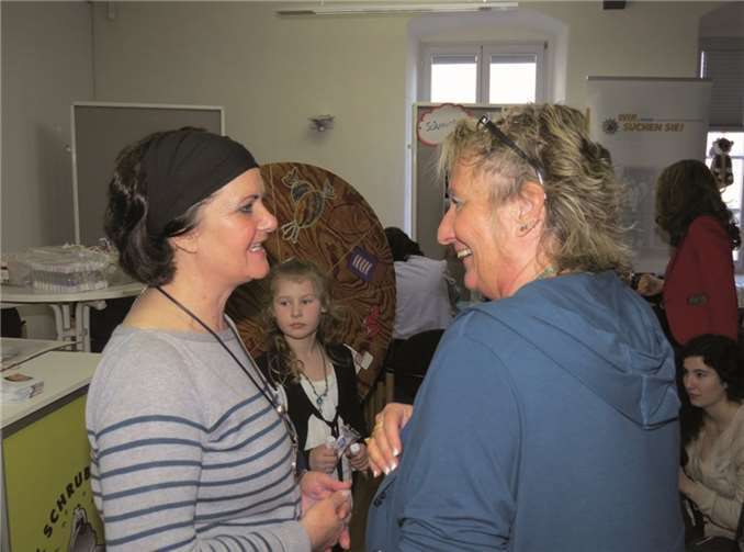 Ministerium Irene Alt im Gespräch mit der Gesundheitspädagogin Diana Müller von der Arbeitsgemeinschaft Jugendzahnpflege.privat