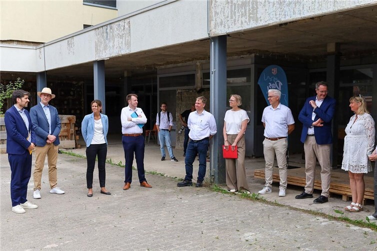 Ministerpräsident Alexander Schweitzer (2. v. re.) und Bildungsminister Sven Teuber (li.) informierten sich während der Ministerratssitzung 2025 im Ahrtal vor Ort und aus erster Hand bei Bürgermeister Dominik Gieler (3. v. re.) und Schulleiterin Marion Schnitzler (re.) über den Sachstand des Wiederaufbaus der Ahrtalschule Realschule plus in Altenburg.  Foto: Thorsten Trütgen / VG Altenahr
