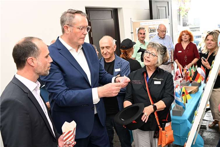 Ministerpräsident Alexander Schweitzer (2.v.links) und Clemens Hoch (links). Foto: Staatskanzlei RLP / Schäfer