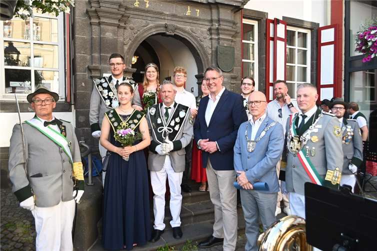 Ministerpräsident Alexander Schweitzer hatte sich unter die Majestäten gemischt.  Fotos: SK