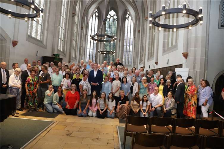 Ministerpräsident Alexander Schweitzer im Kreise der Ehrenamtler. Foto: WAM