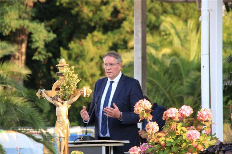 Ministerpräsident Alexander Schweitzer im Kurpark von Bad Neuenahr