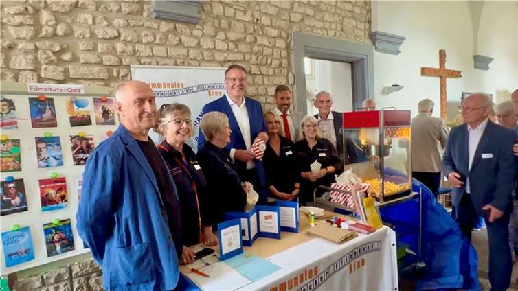 Ministerpräsident Alexander Schweitzer informierte sich über das kommunale Kino Andernach. Foto: privat