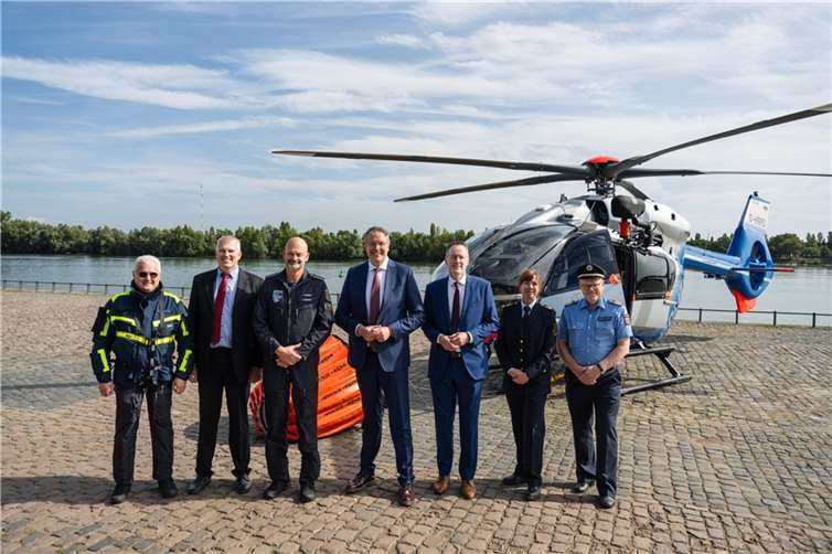 Ministerpräsident Alexander Schweitzer und Innenminister Michael Ebling mit den Verantwortlichen der Polizeihubschrauberstaffel bei der der Indienststellung von zwei neuen Airbus H145-Polizeihubschraubern.  Copyright: MdI RLP / Dinges