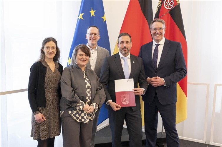 Ministerpräsident, Alexander Schweitzer, und Staatsminister Michael Ebling haben den Bescheid über 7,5 Millionen Euro für die Fortführung der Landesinitiative für die Jahre 2026 bis 2029 an die Stadt Andernach übergeben.Foto: STK/Pulkowski