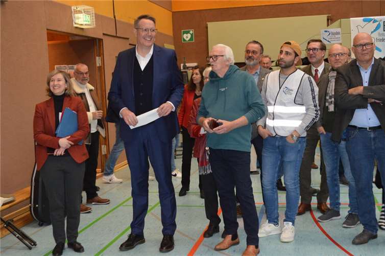 Ministerpräsident Alexander Schweitzer wurde herzlich in Remagen empfangen und erhielt nach seiner Rede tosenden Applaus.